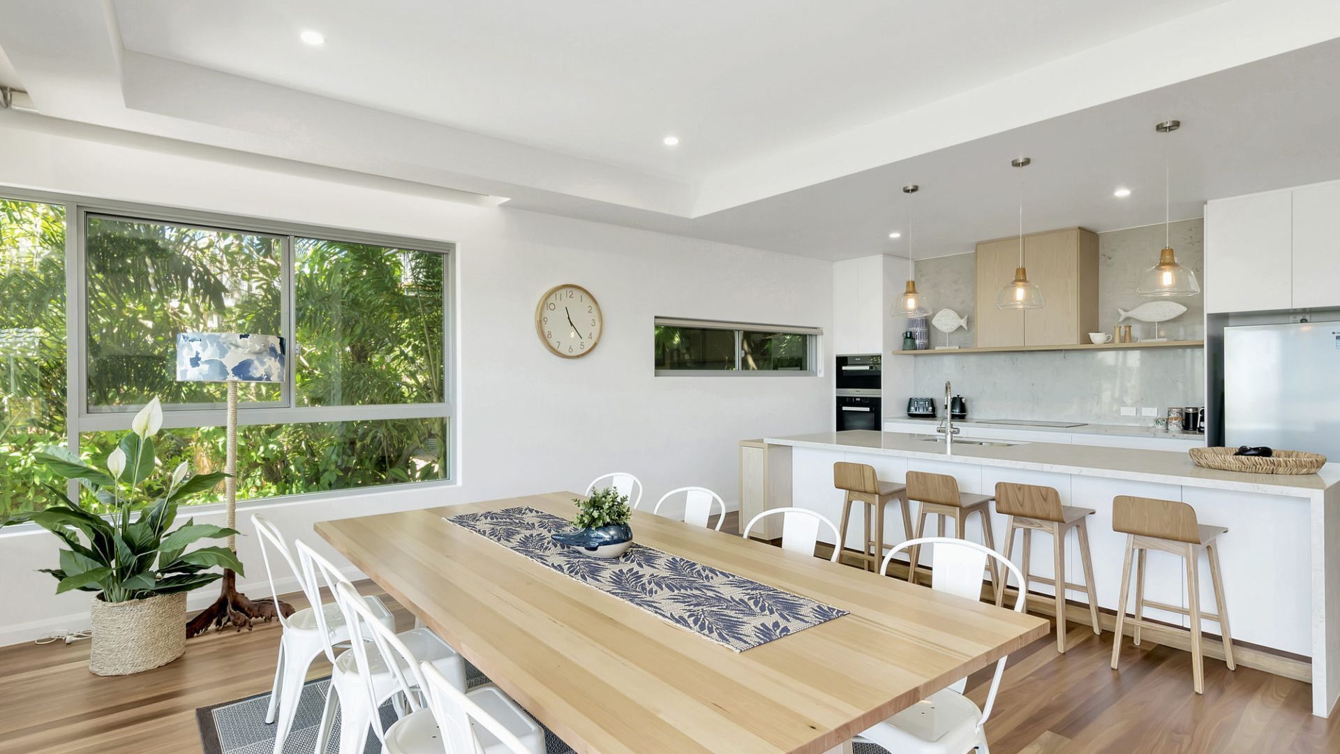 Luxury on Currumbin Beach - modern apartment with private pool