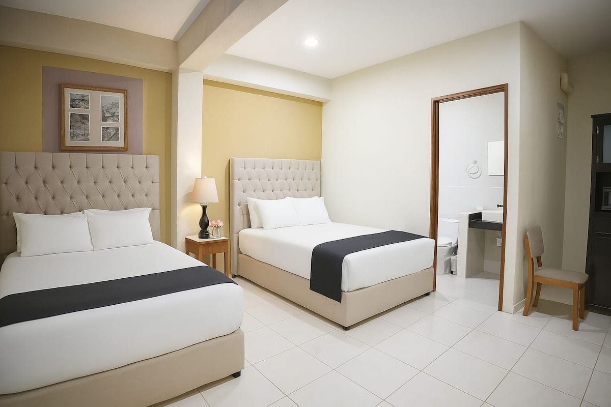 Quarto casal standard, 2 camas de casal | 1 quarto, roupas de cama premium, edredons de pluma