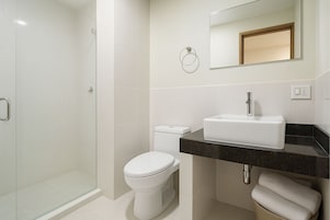 Ducha, artĂculos de tocador gratuitos, secador de pelo, toallas