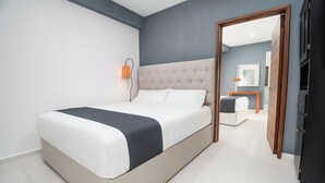 A modern bedroom with a large bed, a bedside table, and a mirror. - Casa Santa Fe, Guanajuato (Guanajuato)