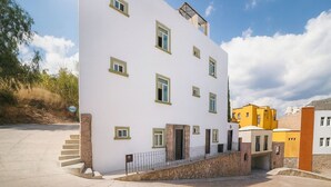 A modern building with multiple windows and a staircase leading to the entrance. - Casa Santa Fe, Guanajuato (Guanajuato)