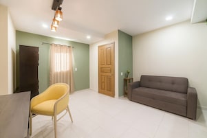 Habitación Confort doble | Zona de estar | Televisión de 21 pulgadas con canales por satélite