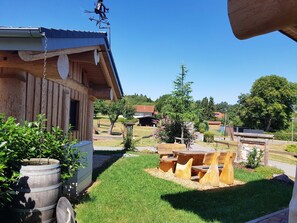A wooden cabin with a sloped roof, a satellite dish, and a weather vane. - Fischerhütte - Steirer-Hof (Vöhl)