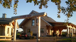 A wooden lodge with a covered porch and a sign reading "STEIER-HOF". - Hunting lodge - Steirer-Hof (Vöhl)
