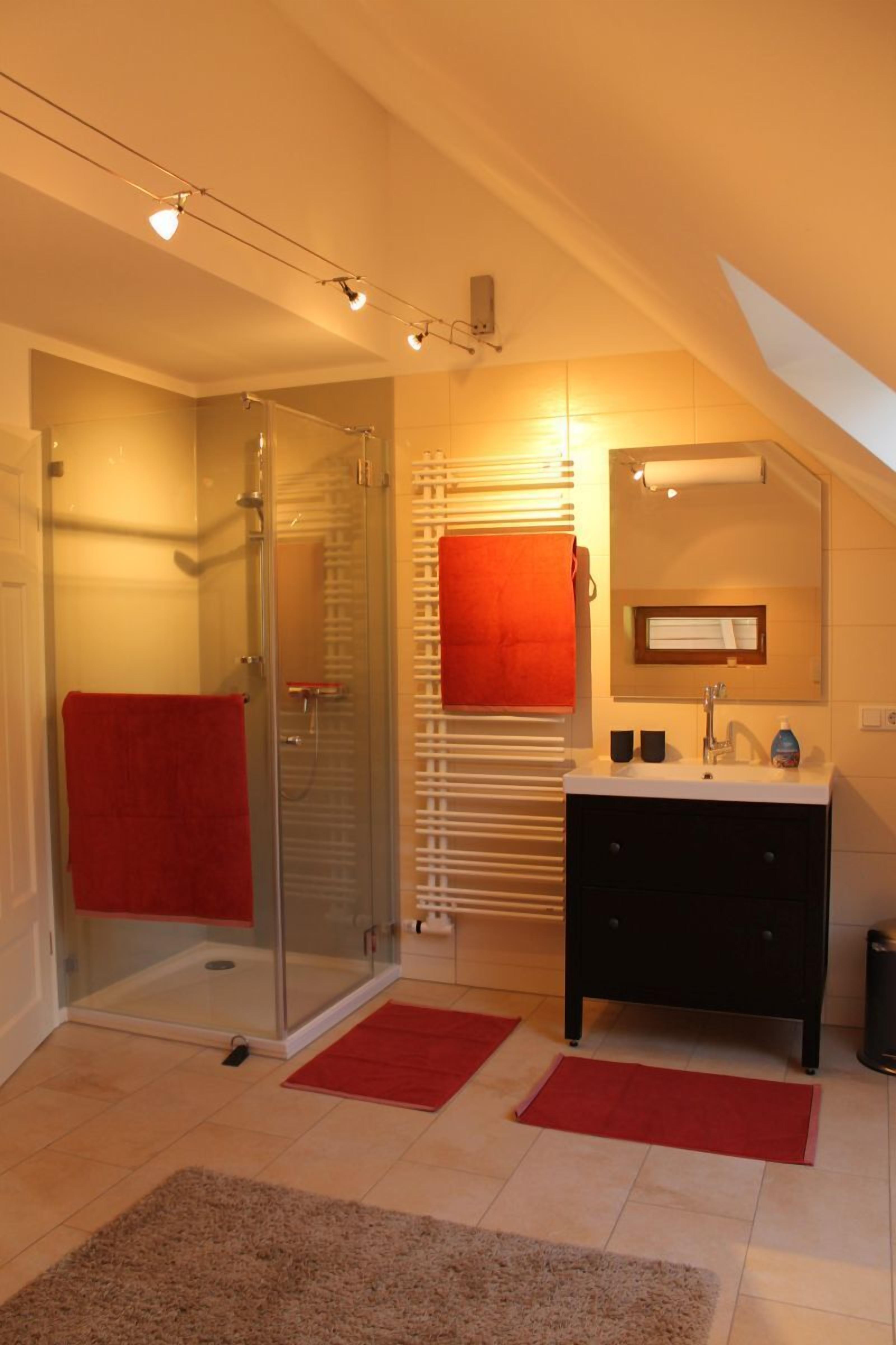 Badewanne, Haartrockner, Handtücher