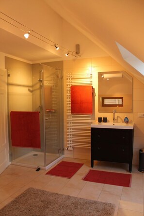 Badewanne, Haartrockner, Handtücher