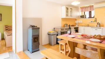 Frigorífico, microondas, horno y lavavajillas