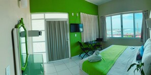 Rubi.Habitación Doble, Vista parcial al mar, De no fumar, Cama King Size | In-room safe, free WiFi, bed sheets