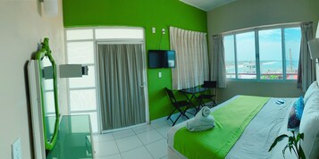 Rubi.Habitación Doble, Vista parcial al mar, De no fumar, Cama King Size | In-room safe, free WiFi, bed sheets