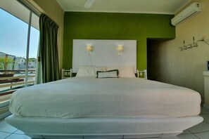 Jade. Habitación Doble, Cama King Size, De no fumar, Vista a la piscina | In-room safe, free WiFi, bed sheets - Hotel Casa Mia (Puerto Escondido)