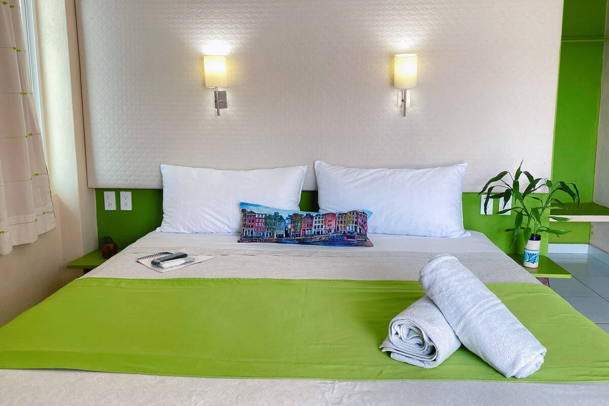 Rubi.Habitación Doble, Vista parcial al mar, De no fumar, Cama King Size | ตู้นิรภัยในห้องพัก, Wi-Fi ฟรี, ผ้าปูที่นอน