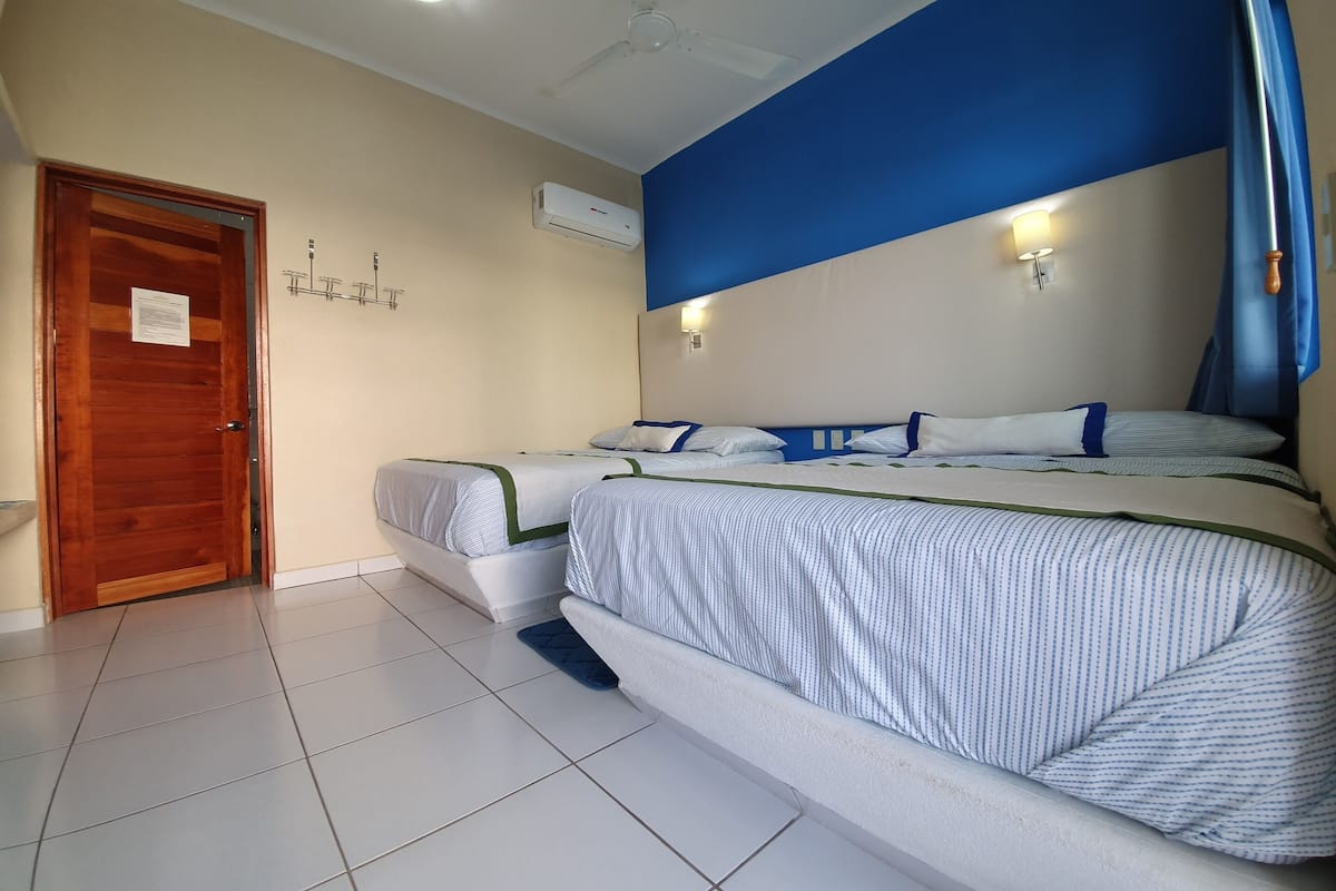 Zafiro.Dos camas matrimoniales, De no fumar, Vista a la piscina | ตู้นิรภัยในห้องพัก, Wi-Fi ฟรี, ผ้าปูที่นอน