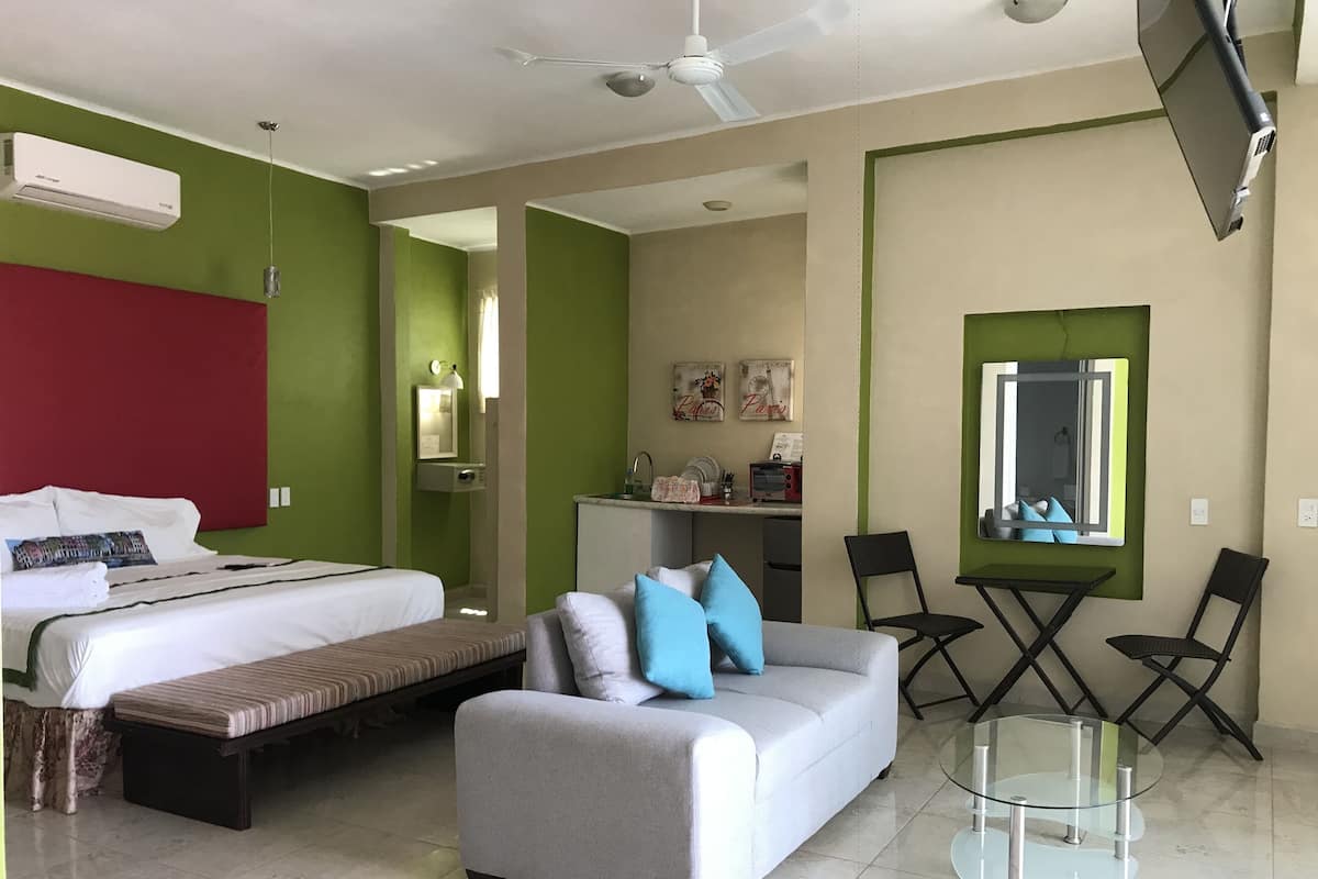 Diamante.Suite premium, Cama King Size +Mini cocineta, Terraza, Vista al mar y piscina, De no fumar | ตู้นิรภัยในห้องพัก, Wi-Fi ฟรี, ผ้าปูที่นอน
