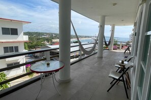 Onix. Habitación de dos camas matrimoniales, De no fumar, Vista parcial al mar | View from room - Hotel Casa Mia (Puerto Escondido)