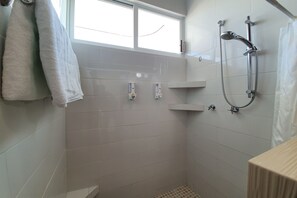 Jade. Habitación Doble, Cama King Size, De no fumar, Vista a la piscina | Badezimmer | Dusche, Haartrockner, Handtücher, Seife