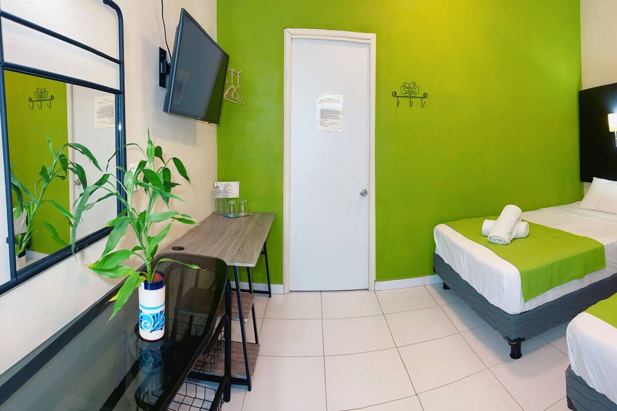 Onix. Habitación de dos camas matrimoniales, De no fumar, Vista parcial al mar | ตู้นิรภัยในห้องพัก, Wi-Fi ฟรี, ผ้าปูที่นอน