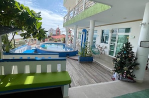Malaquita. Habitación Doble, De no fumar, Cama King Size vista a la piscina | View from room - Hotel Casa Mia (Puerto Escondido)