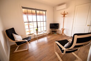 Acacia Cottage | Living area