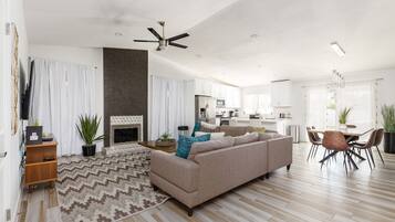 TV connectée, cheminée, baby-foot, espaces bureaux