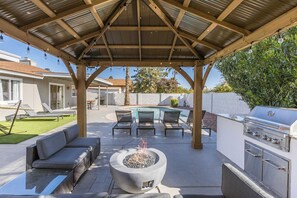 Outdoor dining - BluMoon-Private Pool- Fire Pit- North Scottsdale (Scottsdale)