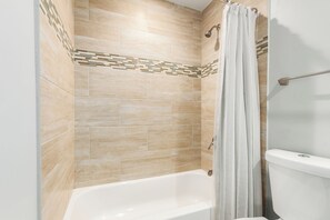 Combined shower/tub, hair dryer, towels