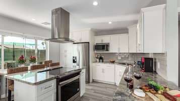 Frigorifero, microonde, forno, piano cottura