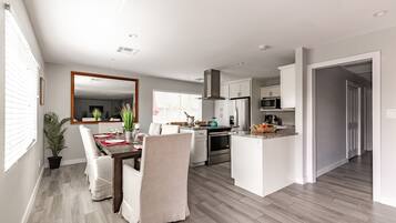 Frigorifero, microonde, forno, piano cottura