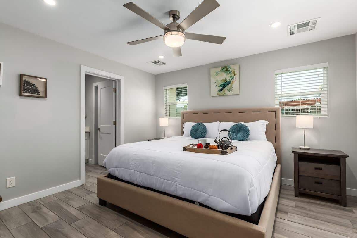 4 habitaciones, tabla de planchar con plancha y cuna de viaje 