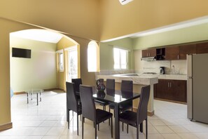 Suite, 2 Bedrooms, Terrace, Ocean View (D) | In-room dining - Grand View Suites (Manzanillo)