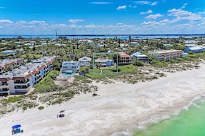 On the beach - DodtHouse1,2,3 Directly on the Beach - By Island Real Estate Vacations (Holmes Beach)