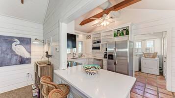 Geladeira, micro-ondas, cooktop, lava-louças