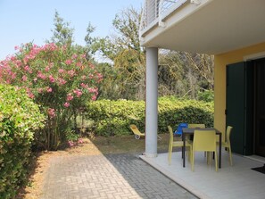 Outdoor dining - Nice apartment in villa for 4 people with A/C, WIFI, TV and terrace (Comacchio)