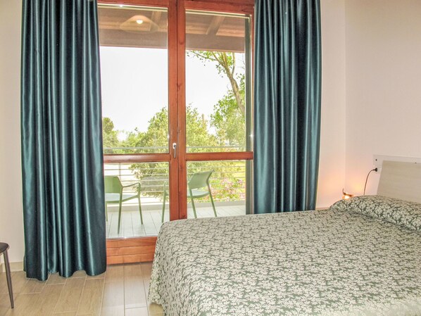 2 bedrooms, travel crib, free WiFi