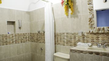 Quarto standard, 2 camas de casal | Banheiro | Chuveiro, toalhas de banho, sabonete, shampoo