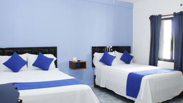 Quarto standard, 2 camas de casal | Wi-Fi de cortesia, roupa de cama