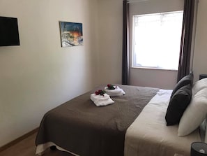 3 bedrooms, desk, travel cot, WiFi