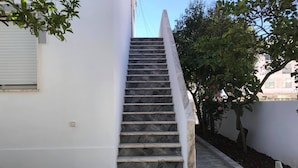Una serie di gradini in marmo che conducono a un edificio bianco.