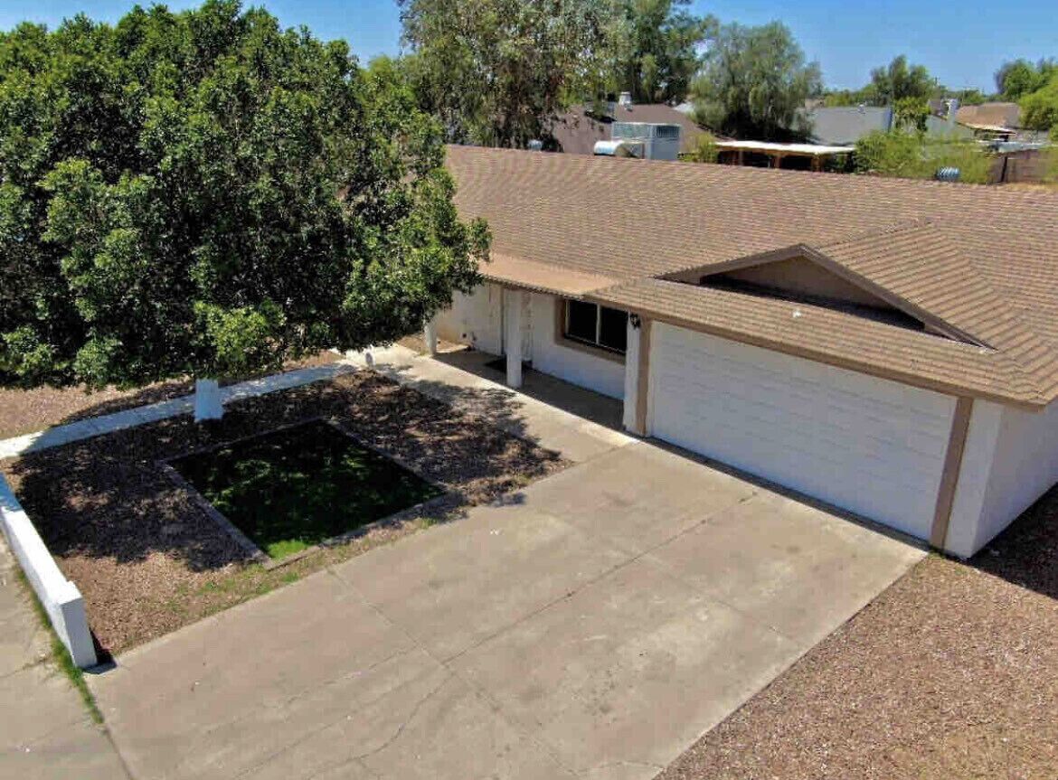 Perfect for Families! Garage parking! <br>Close to STADIUMS, FREEWAY & WESTGATE!