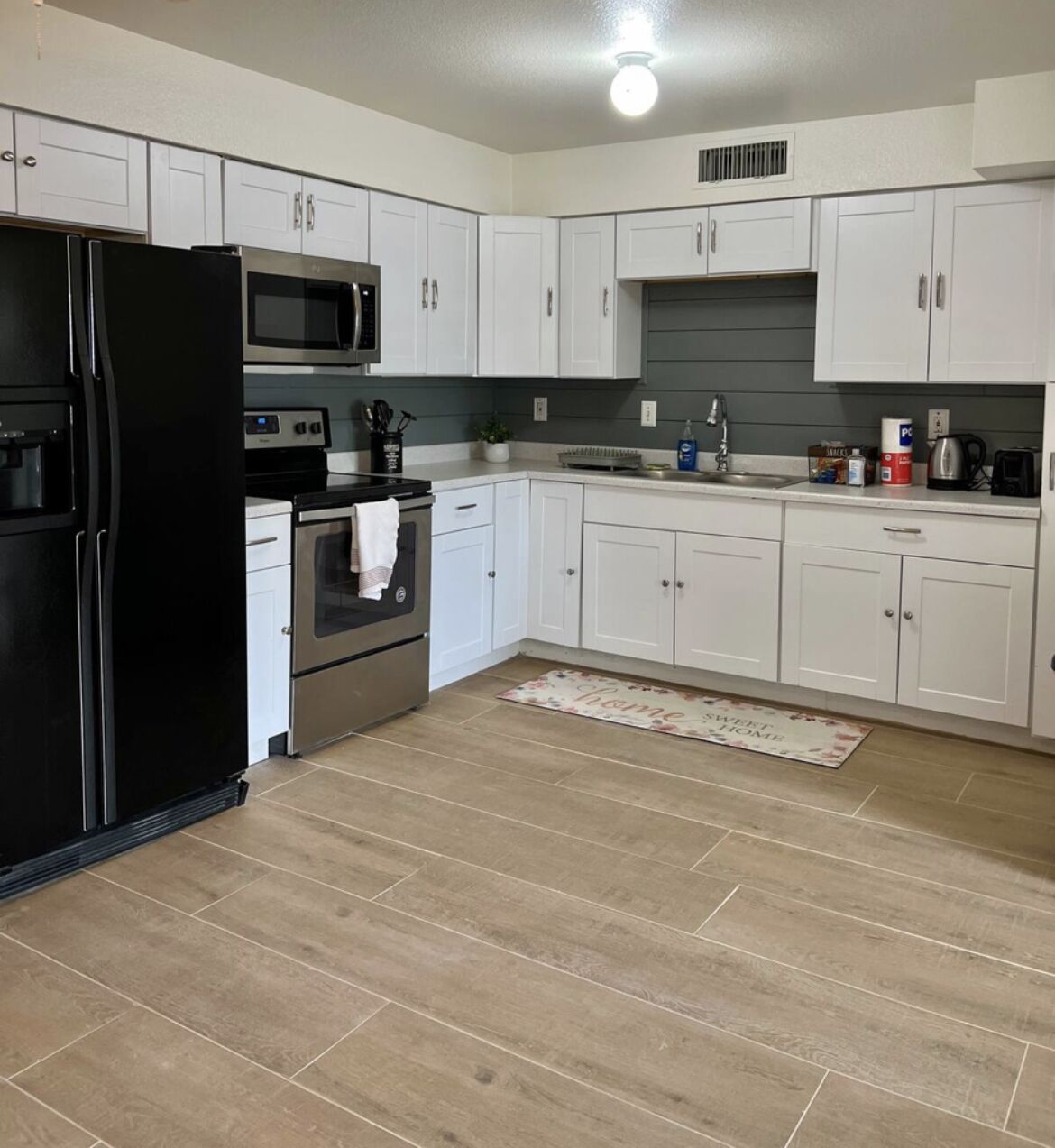 Perfect for Families! Garage parking! <br>Close to STADIUMS, FREEWAY & WESTGATE!