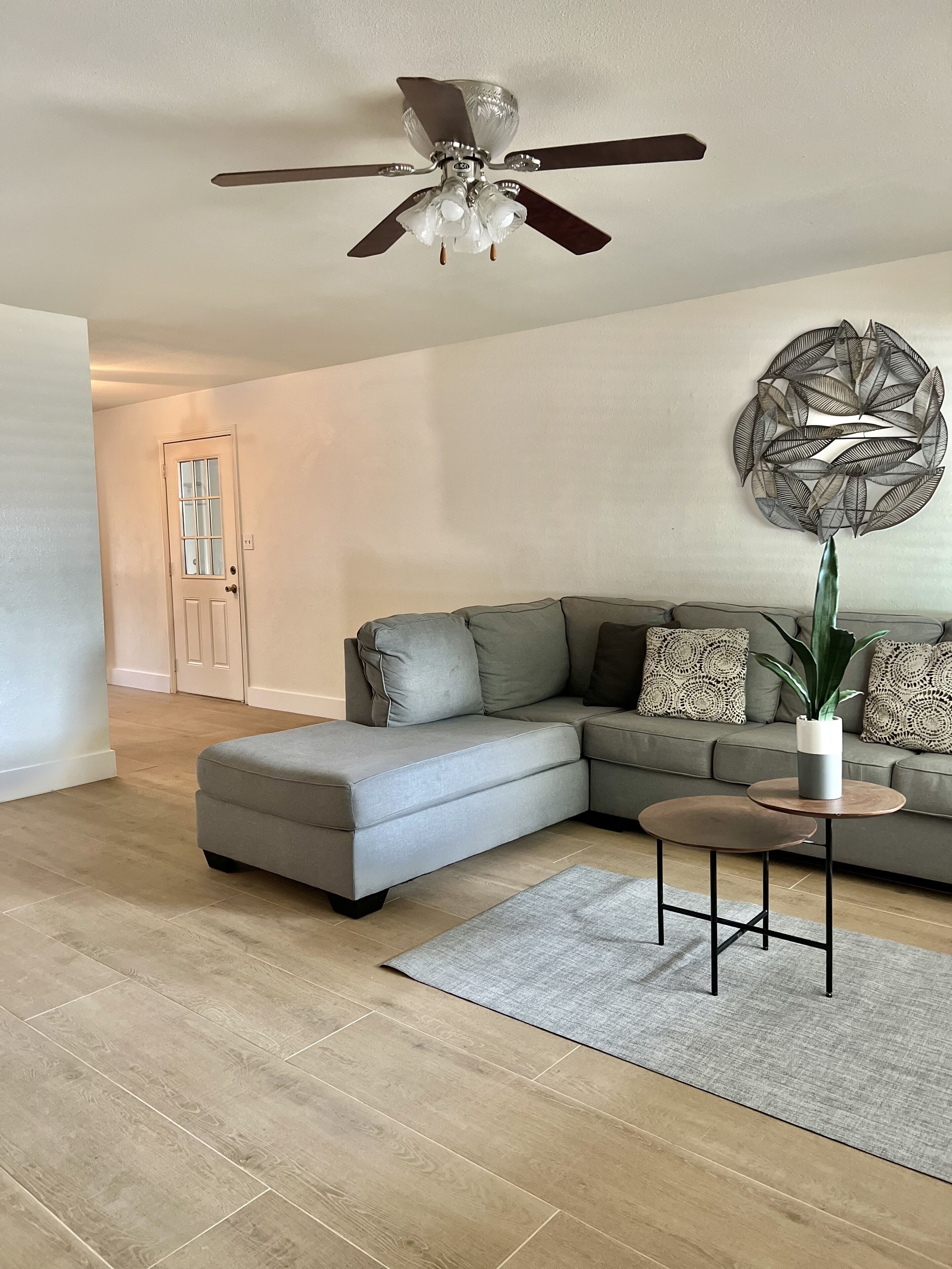 Perfect for Families! Garage parking! <br>Close to STADIUMS, FREEWAY & WESTGATE!