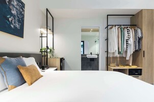 Tabla de planchar con plancha, wifi gratis y ropa de cama 