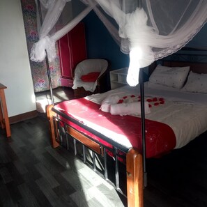 Desk, free WiFi, bed sheets - Firebird Inn (Naivasha)