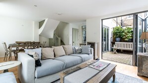 House (3 Bedrooms) | Living room - 3BD Mews House with Courtyard in Kew (Richmond)