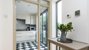 Interior - 3BD Mews House with Courtyard in Kew (Richmond)
