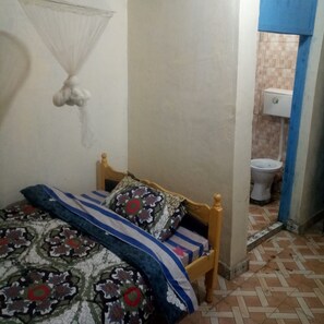 Quarto casal de uso individual | Banheiro | Chuveiro, chuveiro com efeito de chuva, toalhas de banho, sabonete