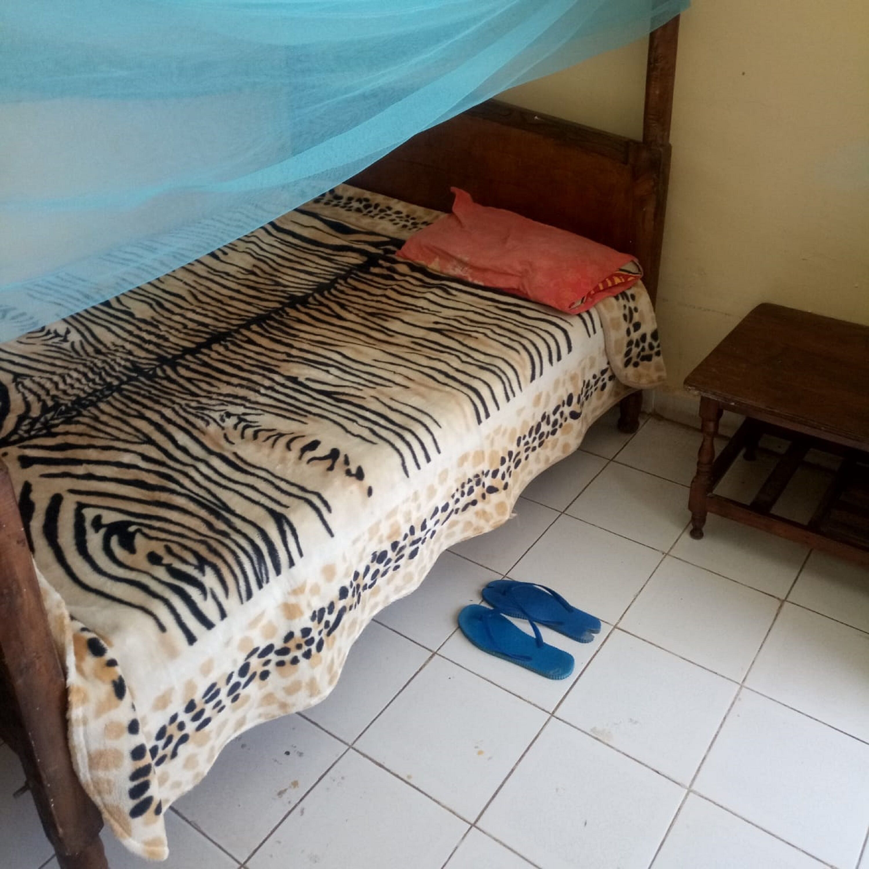 Desk, free WiFi, bed sheets