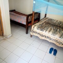 Escritorio, wifi gratis y ropa de cama 