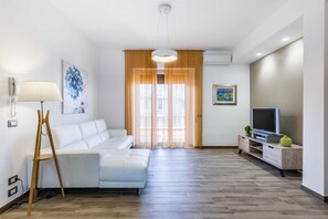 TV, DVD player, offices - Suite Giulia - Luxury apartment in the hearth of Giarre (Giarre)