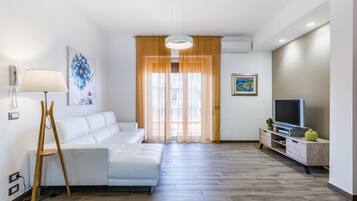 Fernseher, DVD-Player, Arbeitsbereiche