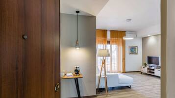 Fernseher, DVD-Player, Arbeitsbereiche